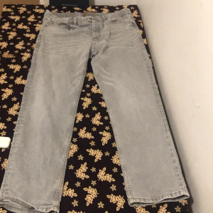 Denim gods co  - Dom här jeansen är väldigt bra skick hade använt dom 3 gånger. Ordinarie pris på dessa jeans är 1.200 men säljer för 800