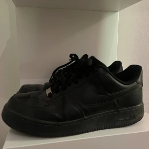 Black Air Forces  - Hej jag säljer mina black af1 för 500kr. Storlek 41. 6/10 i skick, de fungerar utmärkt men är creasade. De är smutsiga på bilden men kan tvätta innan jag fraktar eller möts upp. 
