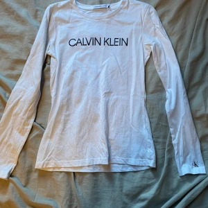 Tröja - Vit Calvin Klein tröja bra skick