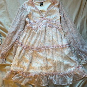 Klänning - En jättefin klänning i bra skick nästan aldrig använd 