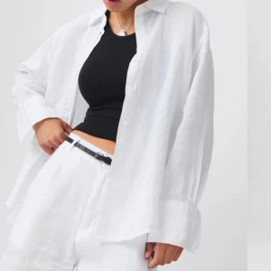 Linne skjorta  - Säljer denna snygga linneskjorta från Gina Tricot 🤍den är i fint skick 