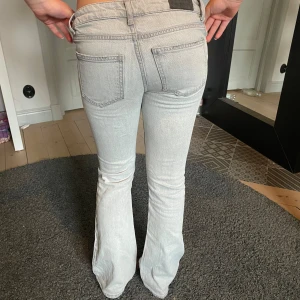 Gråa lågmidjade jeans  - Jeans midjemått 35 rakt över och 20 på mötet tvärs över❤️innerbenes lång 70 cm ❤️ och nuddar marken vid hälen för mig som är 160❤️