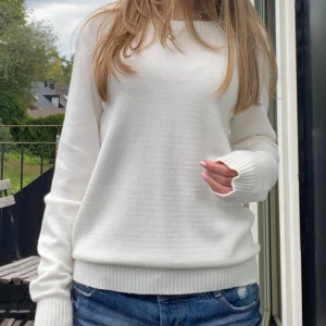 Stickad tröja  - Jätte mjuk och fin stickad tröja. Inga defekter utan är i toppen skick! Perfekt nu till hösten!🤍🤍 (PRIS KAN DISKUTERAS)