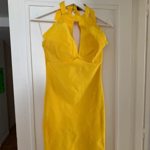 Gul finklänning - Superfin festklänning med öppen rygg