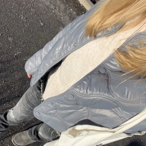 Jacka🩷 - Säljer den här sjukt snygga jackan som passar perfekt nu till hösten🍂 Passa på att köpa nu då den är väldigt svår att få tag på!🍁🥮 Som S i storlek! Orginalpris 500kr