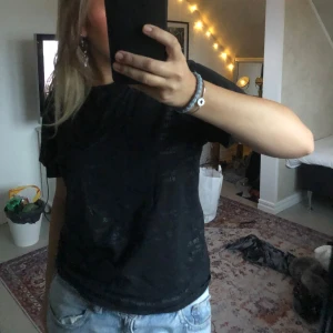 Svart t-shirt från Calvin Klein Jeans - Säljer en svart t-shirt från Calvin Klein Jeans. Den har ett mönster med märkesnamnet tryckt över hela tröjan. Xs men passar större o mindre storlekar 