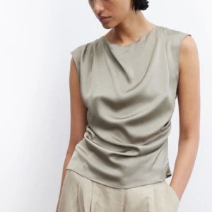 topp - helt ny grön/grå satintopp från hm, plisserad