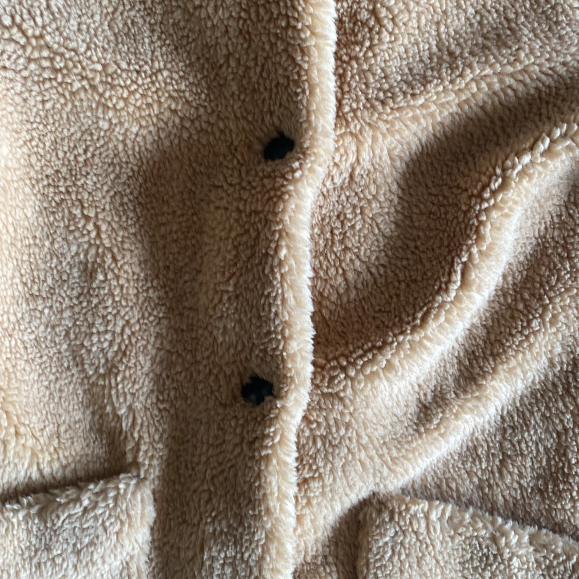 Beige teddybjörn jacka med fickor och knappar - 90