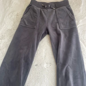 Juciy couture byxor  - Gråa jätte fina juicy couture byxor i storlek XXS, bra skick och jätte mysiga !!  Originalpris: 1 200 men säljer för 900, kan dock gå ner i pris vid snabb och smidig affär 🩶🩶