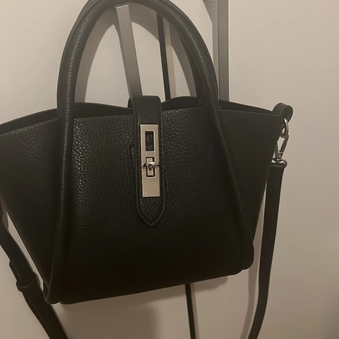 Svart handväska med axelrem - 93