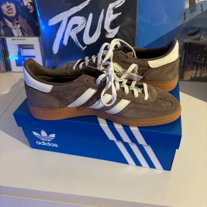 Adidas Handball Spezial Earth Strata - Sprillans nya Spezials! Extra snören tillkommer. Kom privat vid några funderingar😃