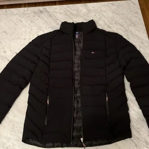 Tommy hilfiger jacka - Tommy jacka  Oanvänd  Mörkblå/Svart 