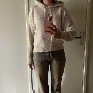 Stickad hoodie - Säljer nu min snygga och populära stickade hoodie från Lindex! Tröjan är gansk nopprig men det syns inte så mycket när man har på sig den.