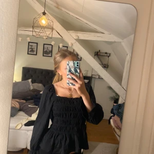 H&M blus - Jättefin blus från H&M. Köpt på arkivet och använd en gång, kommer inte till användning och säljer därför nu. Jätteskön och snygg passform. Skriv gärna med frågor 🩷