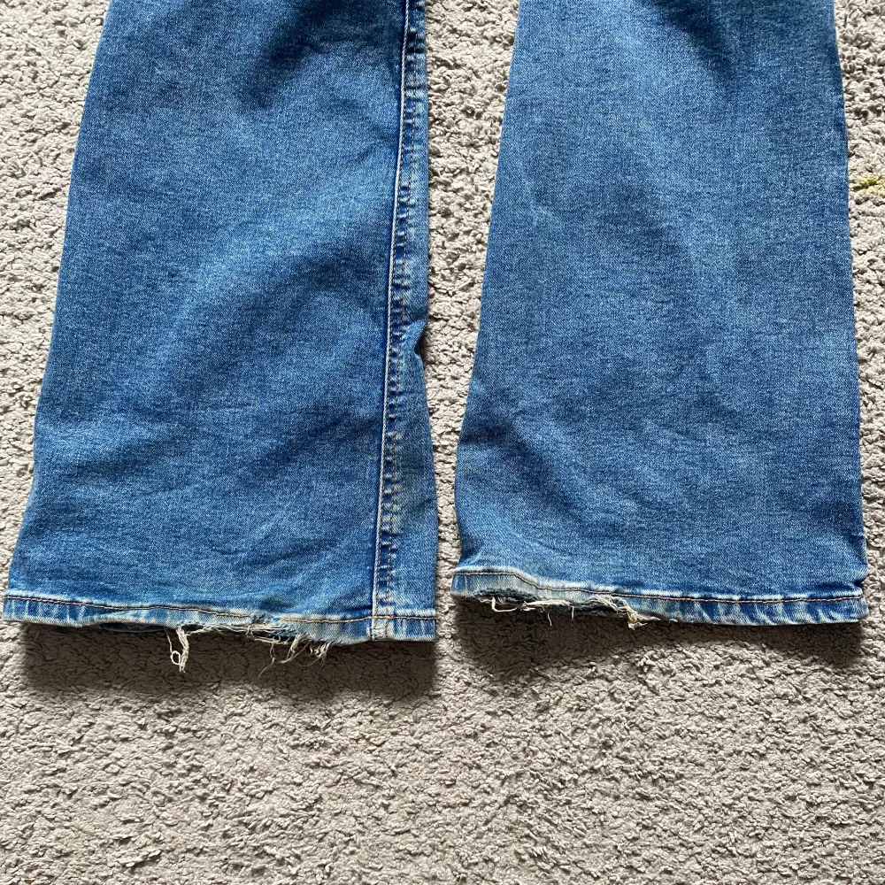 SĂ€ljer mina jeans frĂ„n Lindex barnavdelning, men som passar mig som Ă€r ca 160 cmđ har anvĂ€nt dom nĂ„gra gĂ„nger sĂ„ det har uppstĂ„tt lite slitningar lĂ€ngst ner. Köpta för 400 krđ. Farkut & Housut.