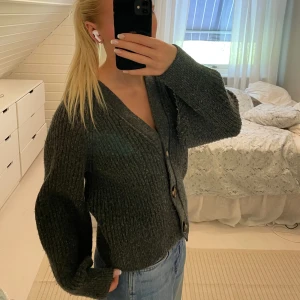 Stickad kofta  - Stickad kofta från H&M storlek M, super skönt material och perfekt till hösten☺️