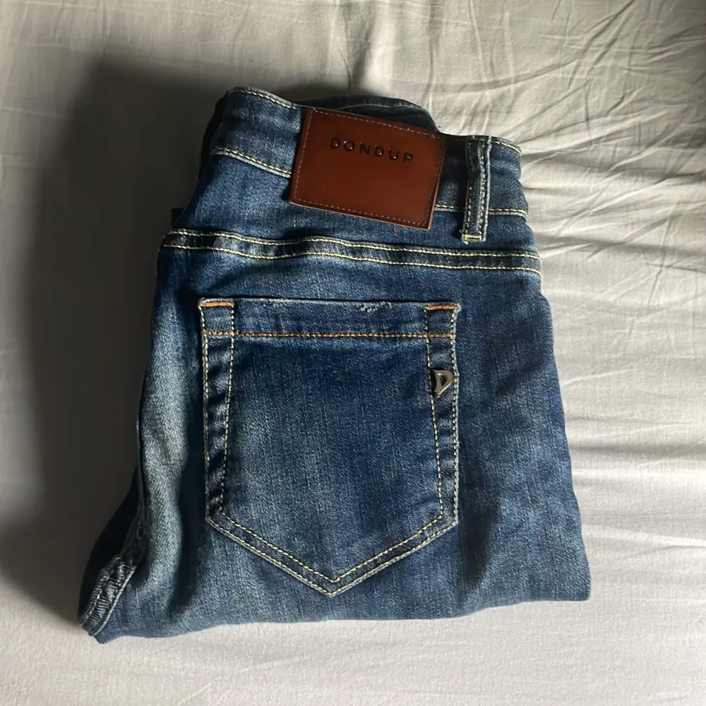 Säljer ett par snygga blå jeans från Dondup. Som passar dig som är runt 173. Priset är ej hugget i sten!🤩. Jeans & Byxor.