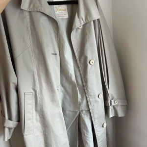 Trenccoat - Grå/beige trenchcoat köpt på secondhand. Bra skick 