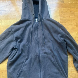 Ralph Lauren Zip - Tjena säljer denna Ralph Lauren Zipen i mörkgrå. Storlek S, har du några frågor är det bara att skriva!