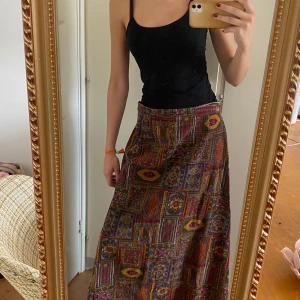 Mönstrad maxikjol - Mönstrad maxikjol i tjockt material med lite hippiekänsla. Stor passform, skulle säga att storleken är någonstans mellan S och M, beroende på om man har den låg- eller högmidjad. Mycket cool!