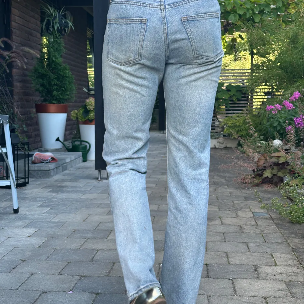 Ljusblå mid/low waist straightleg jeans från Brandy Melville. De är långa, passar mig som är 179cm. 💞. Jeans & Byxor.