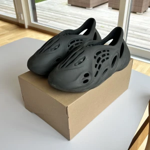 Yeezy foam runner carbon - Yeezy foam runner carbon. Köpa på CONFIRMED på Yeezy day.  Kvitto finns. Storlek 46 Bra skick  Skriv om mer bilder önskas.