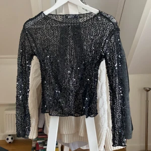 Fest topp - Skit snygg fest topp som har används 1-2 gånger endast💕Den är genomskinlig och glittrig 