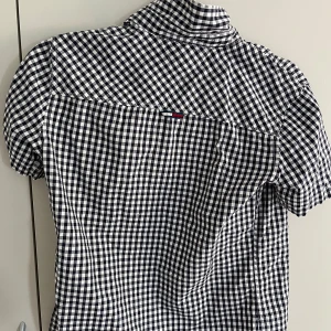 Rutig Tommy Hilfiger skjorta - 152cm 12år Bra skick