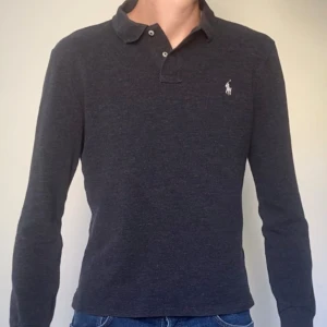 Polo Ralph lauren pike - Säljer denna Polo Ralph lauren pike - slim fit  Storlek L, men passar mer åt M hållet.  Ny pris: 1499 kr, mitt pris: 429, kan diskuteras vid snabb affär!