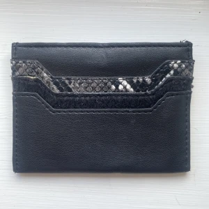 Korthållare / Plånbok - Supersnygg korthållare/plånbok Smidig att ta med sig i handväska eller liknande 💕✨🍸💗