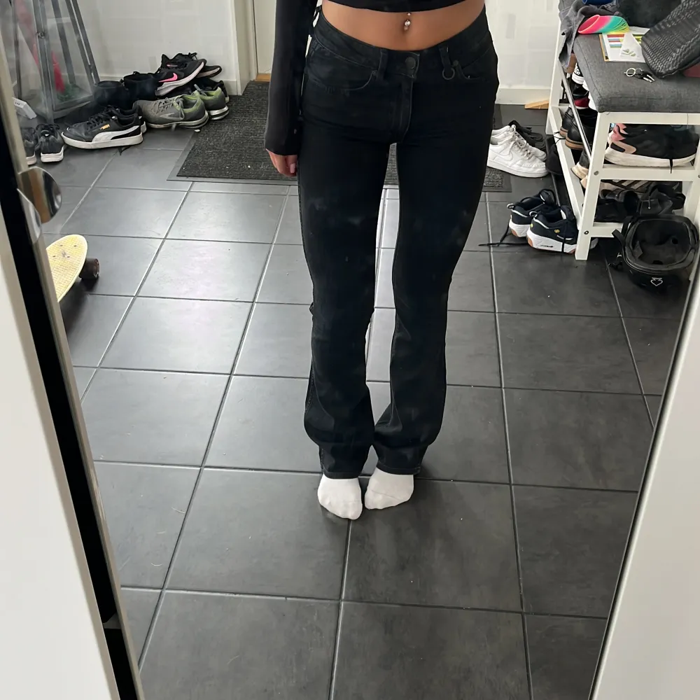 Mid Waist. Har endast testat. Alla lappar sitter kvar. Jag är runt 163 . Jeans & Byxor.