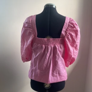 Superfin topp 💗💕🪩✨ - Jättesnygg rosa topp i nyskick från HM 💗🐆✨ Passar till allt och går både att klä upp och bara ha i skolan 💕🍸✨