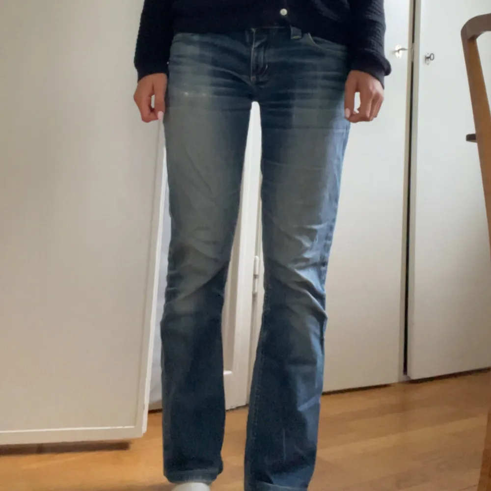 Jeansen är välanvända men fortfarande i gott skick. Frakt ingår ej och jag står inte för postens slarv💗. Jeans & Byxor.