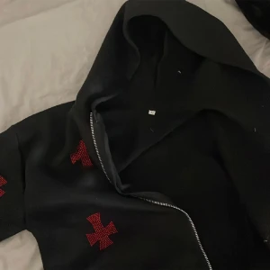 Hoodie - En hoodie med kors på, nyskick Sitter snyggt  Storlek M