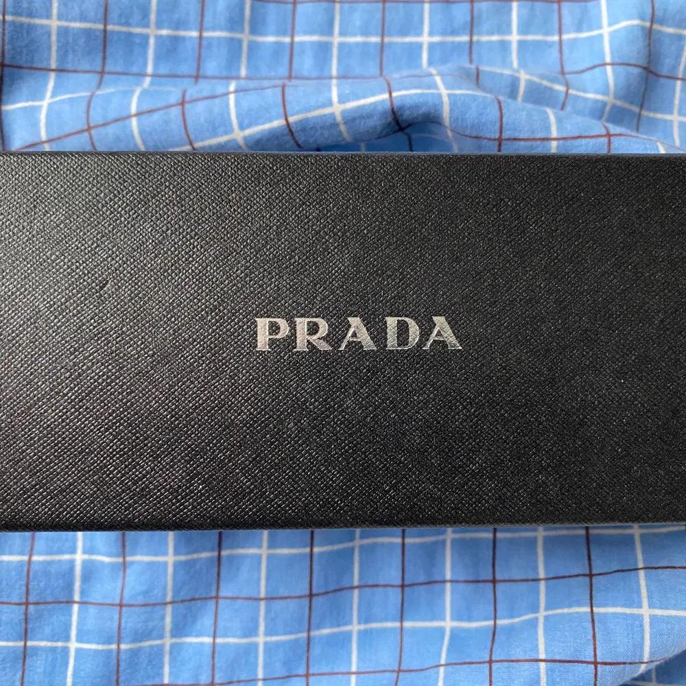 Säljer ett par Prada solglasögon i svart färg. De kommer med originalfodral, rengöringsduk och äkthetscertifikat. Köpte de några dagar sedan, tyckte inte om de så mycket. Hör gärna av dig om du har några frågor!  MVH  Ramin Haque. Accessoarer.