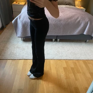 svarta yoga pants - Säljer svarta yoga pants ifrån Nelly i storlek XXS men jag tycker dom är lite stora och passar XS & S då dom är väldigt töjbara (långa i benen också, jag är ca 160cm). Lite defekter längs nere vid fötterna därav priset. Knappt använda. Nypris 300kr