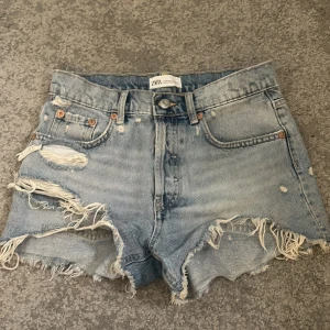 Zara shorts - Så fina zara shorts som är i storlek 36❤️ men passar nog XS också det är bara att skriva om du vill ha fler bilder eller några frågor!!❤️❤️