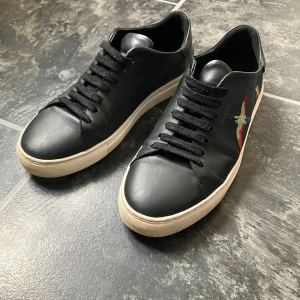 Arigato skor - Säljer nu dessa feta arigato skor! Skicket är 9/10 inga defekter alls💫 Priset är inte huggen i sten och går att diskuteras storlek 42 men passar även 43. Tar gärna emot byten🤝 Skriv för mer info.