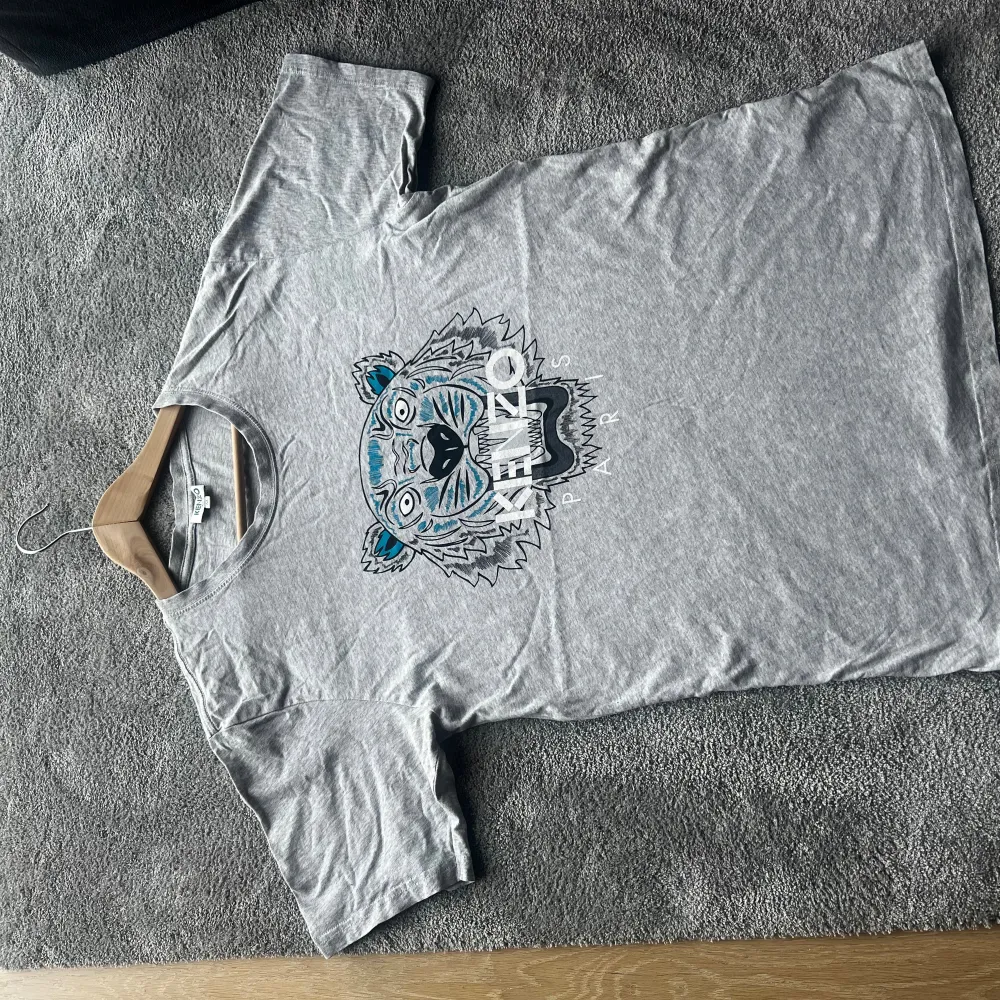 Storlek M passar även S. T-shirts.