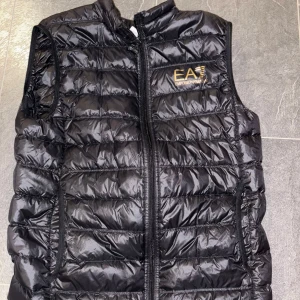 Armani Ea7 Väst - Hej säljer nu en riktigt fräsch och snygg Armani Ea7 väst! Den är knappt använd och i nyskick! Påsen som medkommer sitter fortfarande i! Pris går o diskutera vid smidig affär!