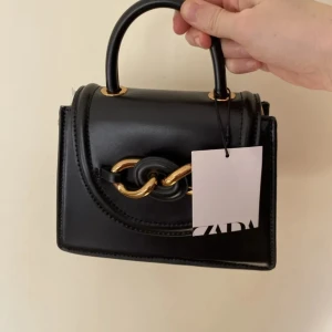 Zara väska - Zara väska. Den kommer inte till användning det är darför jag säljer den💕 Använd 2 gånger (Fler bilder kontakta mig) Zara väska med guld detaljer❤️