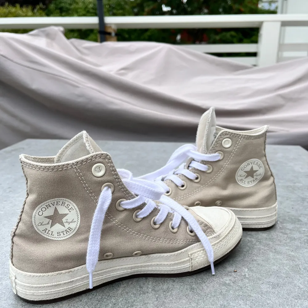 Beige Converse storlek 35 endast använda ett fåtal gånger.  Modell: Chuck Taylor All Star Workwear Textiles. Skor.