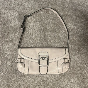 Så snygg - Köpt fårn mago i Marbella 