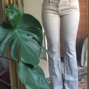 Grå byxor - Gråa jeans med utsvängda ben 