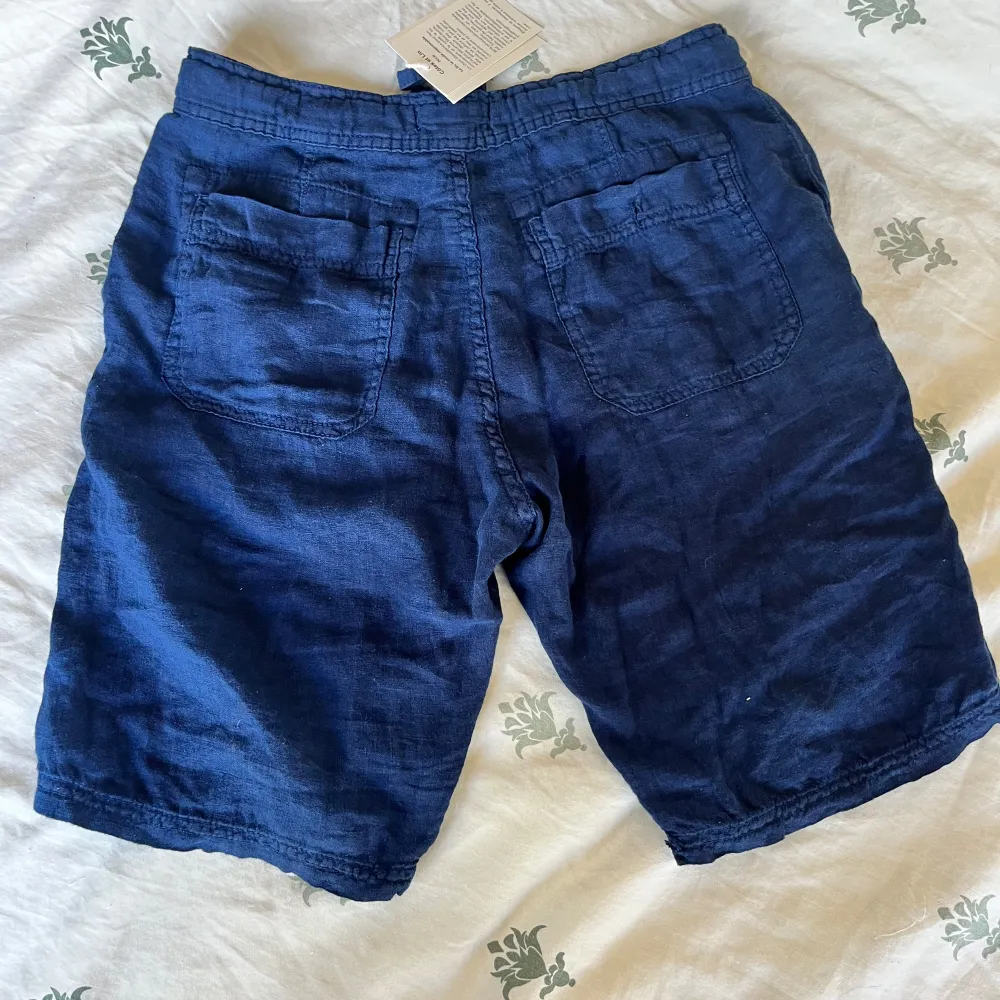 Säljer dessa herr short i linne som jag köpte i Frankrike men som ej passade. Dessa är i storlek M och original priset är ca 740kr.. Shorts.