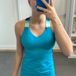 Lululemon träningslinne med inbyggd bh  - Väldigt bra skick! Går inte att hitta i butik längre 