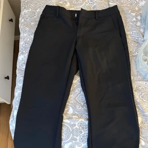 Lågmidjade kostymbyxor  - Lågmidjade kostymbyxor, i strl 38 men har tyvärr krympt i både midja och längd så är mer än 36, utöver de inga defekter🩷