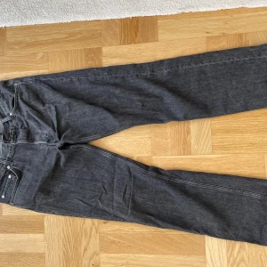 Svarta jeans från Weekday - Säljer ett par snygga svarta baggy jeans från Weekday. De har en klassisk femficksdesign och är i en rak passform. Perfekta för både vardag och fest! 🖤