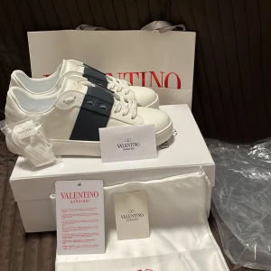Säljer ett par valention (nya) - Säljer mina valention pågrund av att de inte passar mig. Helt nya skick 10/10  Kvittto finns allt og följer med.  Kan gå ner vid snabbäffer  Hör av er vid frågor 