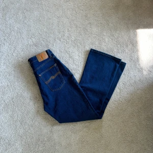 Nudie Jeans 28/30 - Säljer ett par schysta nudiejeans, aldrig använda! ||Modell:  Rowdy Ruth || Skick: 10/10 || Sorlek: W28/L30 || Passform: bootcut || Nypris: 1600    Frågor och funderingar? Hör gärna av dig!